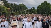 image:Image 90/source/orig/89016_source-and-summit-procession.jpg