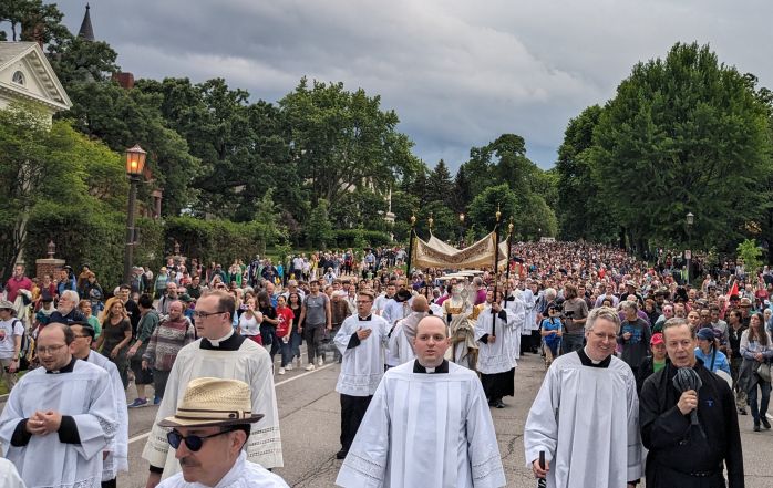 image:Image 90/source/orig/89016_source-and-summit-procession.jpg